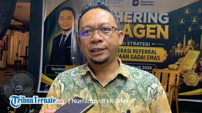 PROGRAM: Kepala BSI KCP Bacan, Halmahera Selatan, Suratman Anwar ketika menjelaskan pembukaan layanan rekening tabungan haji, Rabu (22/4/2026).