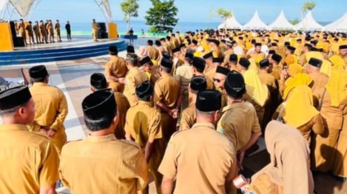 TUNJANGAN: Ribuan pegawai di lingkungan Pemkab Halmahera Selatan saat mengikuti apel gabungan akhir tahun di kawasan UMKM Milenial, Desa Tembal, Kecamatan Bacan, Selatan