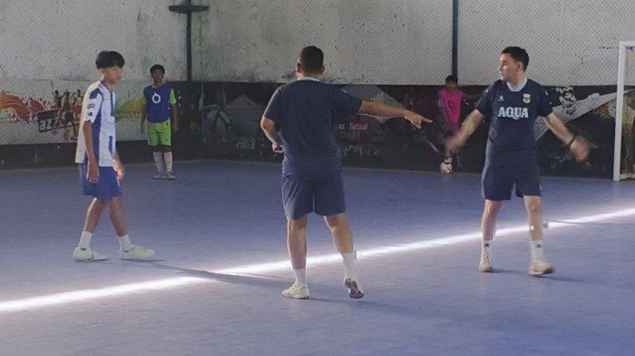 KOMPETISI: Pelatih Timnas Futsal Indonesia Hector Souto terlihat memberi arahan pada Talent Detection Futsal U17 di Kota Ternate, Maluku Utara, Kamis (16/4/2026)
