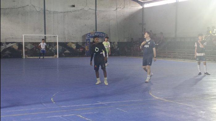 Pelatih Timnas Futsal Indonesia Hector Souto terlihat mengarahkan pemain yang mengikuti Talent Detection Futsal U17 di Lapangan Futsal Jadi, Kota Ternate