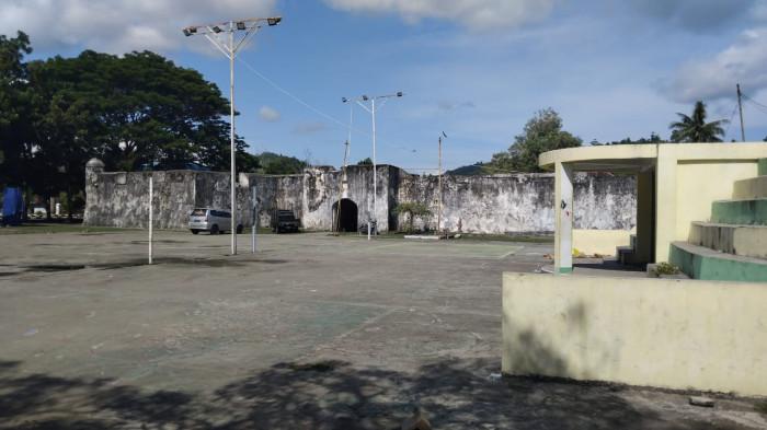 KLARIFIKASI: Tampak depan Benteng De Verwachting di Desa Mangon, Kecamatan Mangon. Salah satu bangunan dalam benteng dipakai sebagai Kantor Dinas Pariwisata (Dispar) Kepulauan Sula