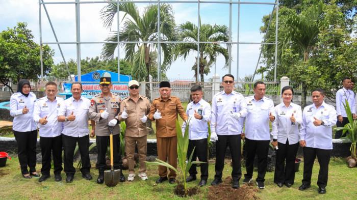 KERJA SAMA: Dorong ketahanan pangan Presiden RI Prabowo Subinato, Kanwil Ditjenpas dan Kanwil Ditjen Imigrasi Maluku Utara bareng tanam sebanyak 5000 bibit kelapa yang tersebar di wilayah Maluku Utara, Selasa (9/9/2025)