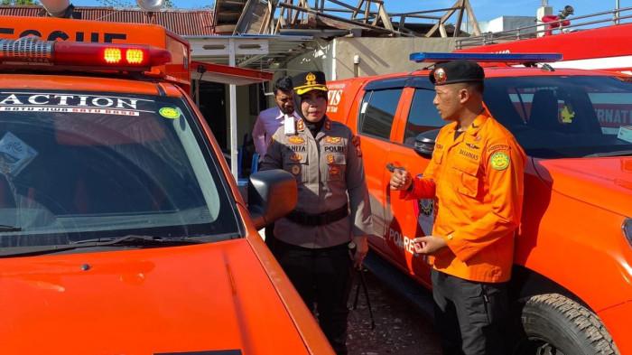 SIAGA: Kapolres Ternate AKBP Anita Ratna Yulianto saat mengecek kondisi peralatan tanggap darurat bencana, Rabu (5/11/2025)