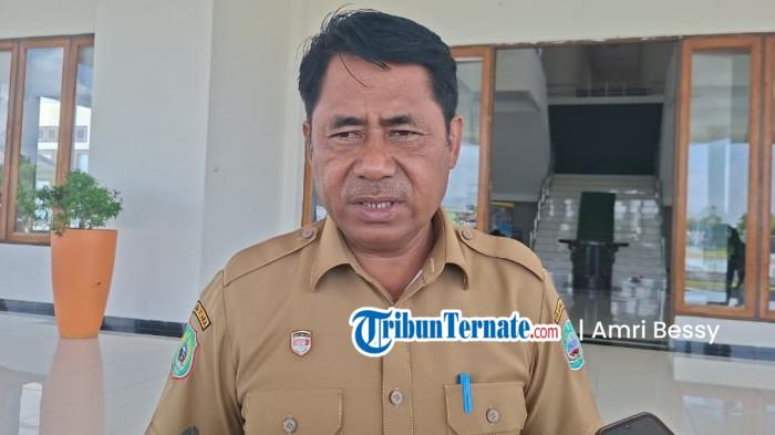 KEBIJAKAN: Bupati Halmahera Timur Ubaid Yakub saat bersedia diwawancarai awak media termasuk Tribunternate.com disela-sela kerjanya, Rabu (22/4/2026)