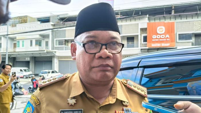 JABATAN: Sekprov Maluku Utara Samsuddin A Kadir saat bersedia diwawancarai awak media disela-sela kerja, Rabu (25/2/2026).
