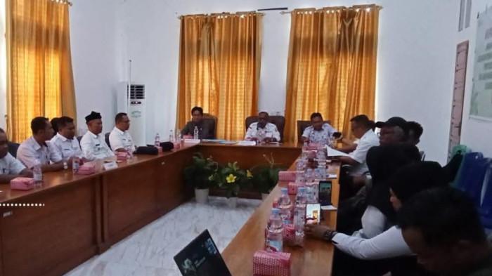 WILAYAH: Plh Sekkab Pulau Taliabu Ma'ruf pimpin rapat pembahasan tentang batas kawasan hutan bersama Kepala Balai Pemantapan Kawasan Hutan dan Tata Lingkungan (BPKHTL) Wilayah VI Manado dan Kepala Balai Pengelolaan Hutan Lestari Wilayah XVI Ambon, Kamis (20/11/2025)