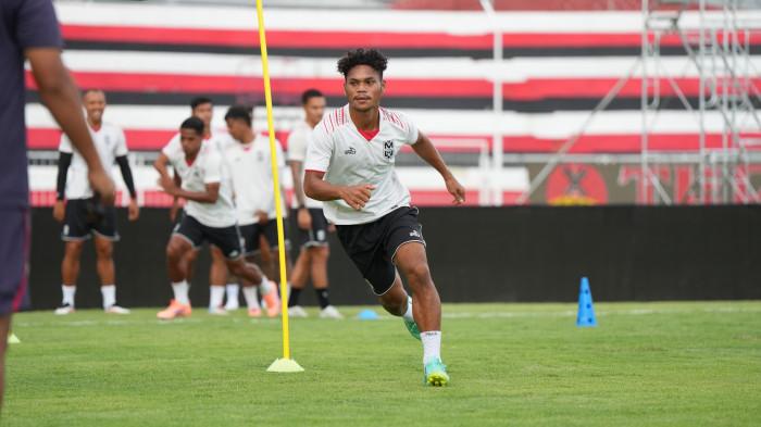 Taufik Rustam pada sesi latihan terakhir Malut United jelang lawan Arema FC