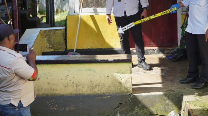 HUKUM: Lokasi temuan bayi di teras rumah Keluarga Rahmat Tomagola di Kelurahan Kastela, Kecamatan Pulau Ternate, Kota Ternate, Senin (26/1/2026). Bayi laki-laki ditemukan dalam kondisi masih hidup terbungkus kantong belanjaan