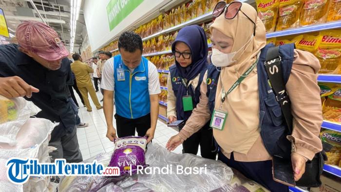 TEMUAN: Temuan beras tanpa izin edar di Hypermart Ternate, Selasa (10/2/2026). Temuan ini ketahuan saat sidak oleh Satgas Ketahanan Pangan dan Sapu Bersih atau Saber Maluku Utara