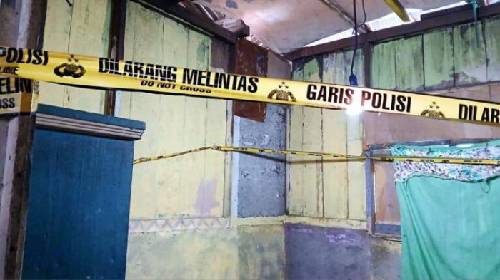 HUKUM: Garis polisi terpasang di TKP penemuan jasad BS BS alias Bogong (36), warga Desa Amasing Kota Barat, Kecamatan Bacan, Halmahera Selatan, Jumat (30/1/2026). BS pertama kali ditemukan oleh ibunya sekira pukul 07:00 WIT dan langsung melaporkan ke pihak kepilisian