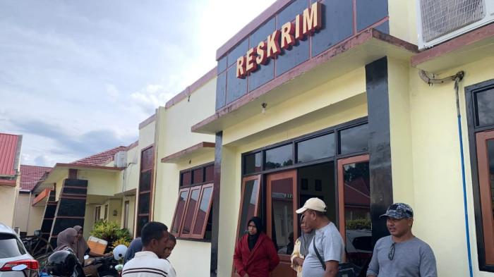 HUKUM: Tampak sejumlah keluarga korban kasus penyebaran video dan foto asusila serta ancaman pembunuhan mendatangi Kantor Satreskrim Polres Halmahera Selatan, Jumat (17/4/2026). Terduga pelaku dalam kasus ini ialah seorang pria berinisial SLN alias Sarjun, warga Kecamatan Obi