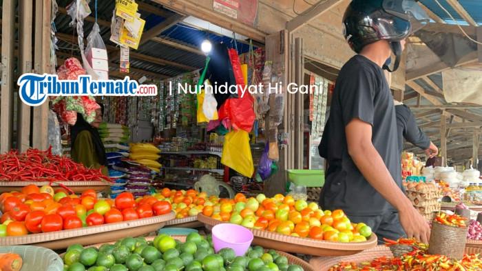 HARGA: Tomat dan cabai keriting yang dijual pedagang Pasar Labuha, Halmahera Selatan, Senin (16/2/2026).