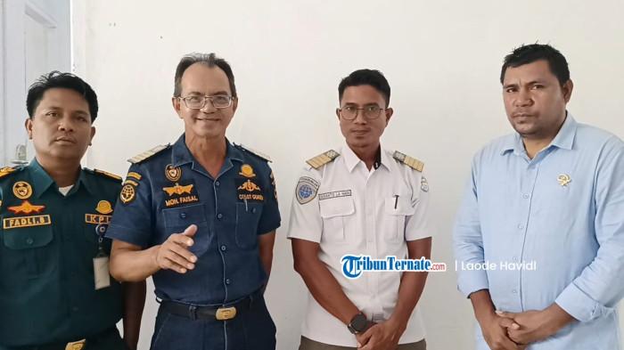 TRANSPORTASI: Ketua Komisi III DPRD Pulau Taliabu Budiman L. Mayabubun (paling kanan) dan Kepala Wilker Pelabuhan Bobong Moh Faisal (kedua dari kiri) foto bersama usai rapat dengar pendapat (RDP), Jumat (7/11/2025). Hasil RDP itu adalah mengupayakan KM Al Sudais kembali sandar di Pelabuhan Jorjoga