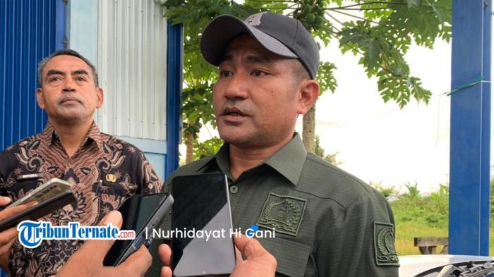 UTANG: Ketua Komisi III DPRD Halmahera Selatan Safri Talib (kanan) dan Plt Kepala Dinas PUPR Halmahera Selatan M Idham Pora (kiri) ketika memberi keterangan soal utang proyek multiyears, Kamis (8/1/2026)
