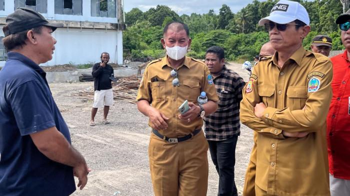 KUNJUNGAN: Wakil Bupati Halmahera Selatan Helmi Umar Muchsin (topi putih) ketika berada di lokasi proyek RSP Pulau Makian, Selasa (23/12/2025)