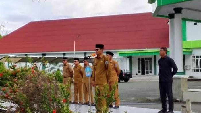 Wakil Bupati Halmahera Selatan Helmi Umar Muchsin (kopia hitam) ketika memberi pengarahan dalam apel perdana 2026, Senin (5/1/2026).