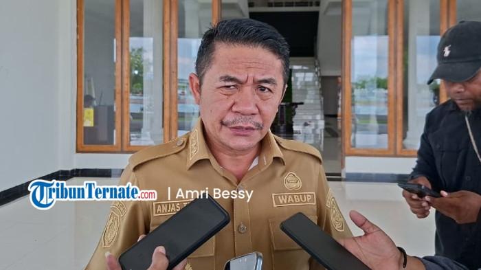 STATEMENT: Wakil Bupati Halmahera Timur Anjas Taher saat bersedia diwawancarai sejumlah awak media termasuk Tribunternate.com, Selasa (12/5/2026)