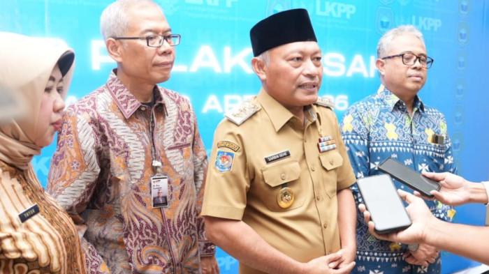 STATEMENT: Wakil Gubernur Maluku Utara Sarbin Sehe didampingi petinggi LKPP saat bersedia diwawancarai wak media termasuk Tribunternate.com, Senin (13/4/2026)