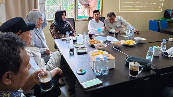 PENDAPATAN: Wakil Gubernur Maluku Utara Sarbin Sehe memimpin rapat teknis yang berlangsung di kantor Balai Pengujian Disperindag Maluku Utara di Kota Ternate, Jumat (9/1/2026)