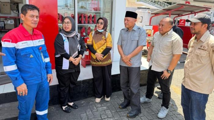 INSPEKSI: Wakil Gubernur Maluku Utara Sarbin Sehe turun mengecek ketersediaan BBM di sejumlah SPBU dan Depot Pertamina Jambula, Kota Ternate, Minggu (29/3/2026). Inspeksi ini disambut Kepala PT Pertamina (Persero) Fuel Terminal Ternate Giyanto