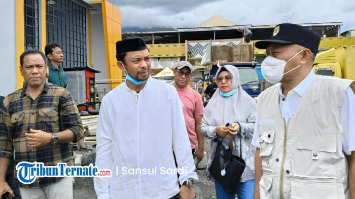 KUNJUNGAN: Wakil Gubernur Malut Sarbin Sehe didampingi Plh Kadisperindag M.Rony Saleh berada didepan gedung Cold Storage usai melakukan pengecekan progres pekerjaan bangunan tersebut yang berlokasi di Kelurahan Kota Baru Ternate.