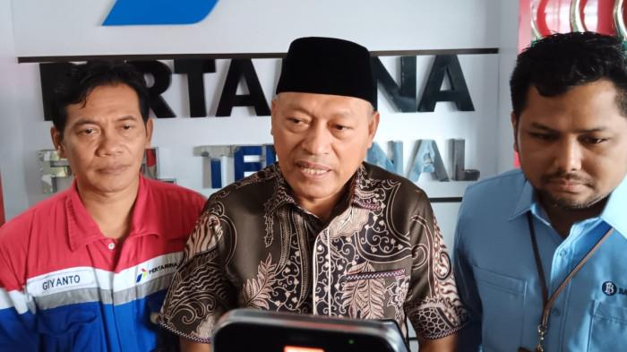 Wakil Gubernur Maluku Utara Sarbin Sehe (tengah) didampingi Deputi Kepala Perwakilan Bank Indonesia Fadhil Muhammad danKepala PT Pertamina (Persero) Fuel Terminal Ternate Giyanto saat diwawancarai sejumlah awak media, Kamis (12/2/2026). Pada kesempatan ini merupakan agenda sidak pangan dan BBM jelang Ramadan 2026