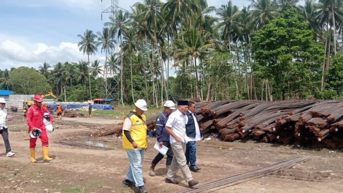 PENDIDIKAN: Wakil Gubernur Maluku Utara Sarbin Sehe didampingi Plt Kepala Dinas Sosial Maluku Utara Zen Kasim meninjau langsung progres pembangunan SR di Desa Rioribatu, Halmahera Barat, Rabu (18/2/2026), SR ini dibangun di atas tanah seluas 9,5 hektare