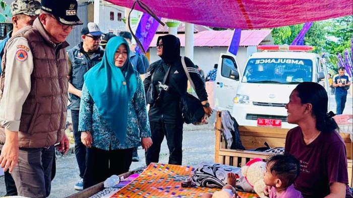 PEDULI: Wali Kota Ternate M Tauhid Soleman bersama istri, Marliza M Tauhid melihat langsung pengungsi di posko gempa bumi di Pulau Batang Dua, Selasa (7/4/2026). Disela itu, pihaknya juga menyerahkan bantuan kemanusiaan