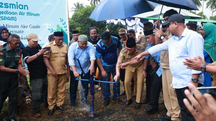 KEBUTUHAN: Wali Kota Ternate M Tauhid Soleman meresmikan jaringan pipa distribusi air minum di Kelurahan Tobololo, Kecamatan Ternate Barat, Senin (12/1/2026). Giat ini diinisiasi oleh Perumda Ake Gaale Kota Ternate