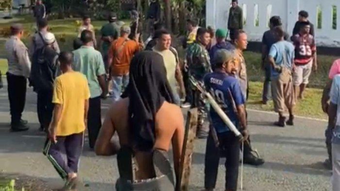 BENTROK: Warga Desa Banemo dan Desa Sibenpope, Kecamatan Petani Barat, Halmahera Tengah, Maluku Utara terlibat bentrok, Jumat (3/4/2026)