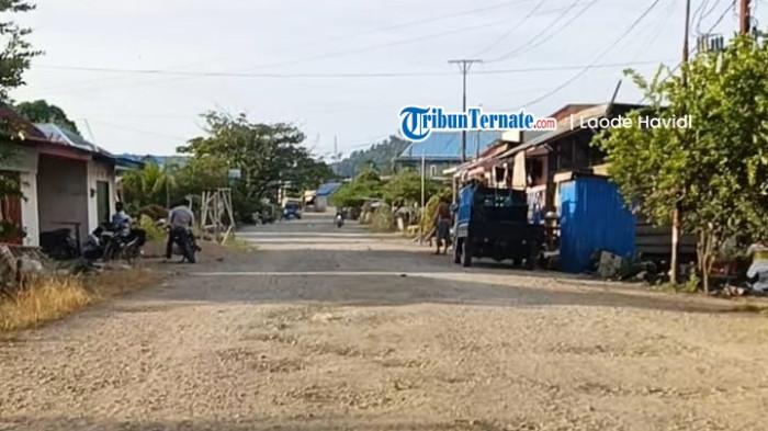 INFRASTRUKTUR: Jalan di Kompleks Kebun Janda, Pulau Taliabu berdebu karena belum tersentuh aspal, Jumat (12/112/2025)