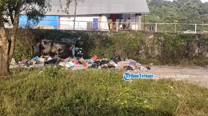KEBERSIHAN: Terlihat sampah menumpuk di belakang tribun lapangan bolavoli GOR Bobong, Pulau Taliabu, Senin (24/11/2025)