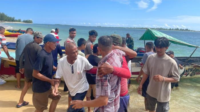 INSIDEN: Warga jemput nelayan yang hilang di perairan Desa Lede, Pulau Taliabu, Rabu (3/6/2026)