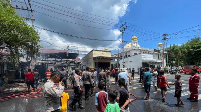 INSIDEN: Proses pemadaman api oleh petugas damkar di Warung Bakso Fajar, Kelurahan Takoma, Kota Ternate yang terbakar, Jumat (3/4/2026) pagi