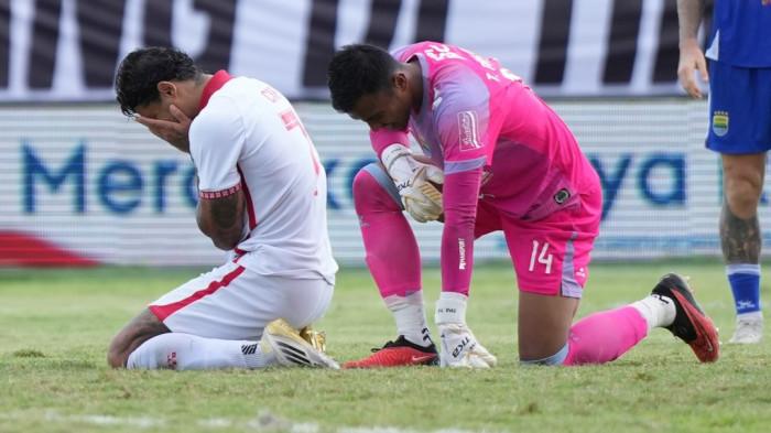 KOMPETISIL: Winger Malut United Ciro Alves terlihat menangis usai mencetak gol ke gawang Persib Bandung