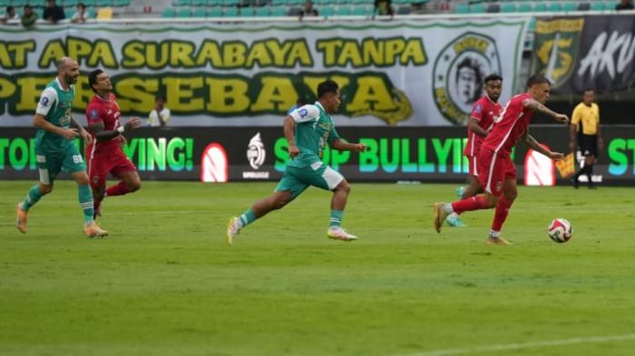 Winger Malut United Tyronne del Pino dikepung pemain Persebaya Surabaya