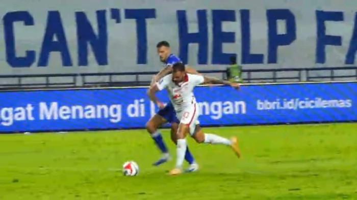 KOMPETISI: Winger Malut United Tyronne del Pino dilanggar seorang pemain Persib Bandung