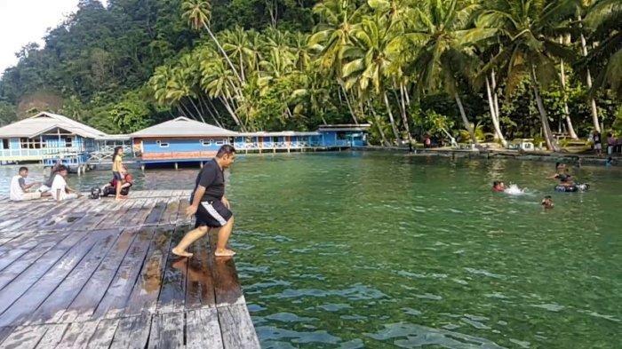 Wisata Dermaga Biru di Desa Babang, Kecamatan Bacan Timur, Halmahera Selatan