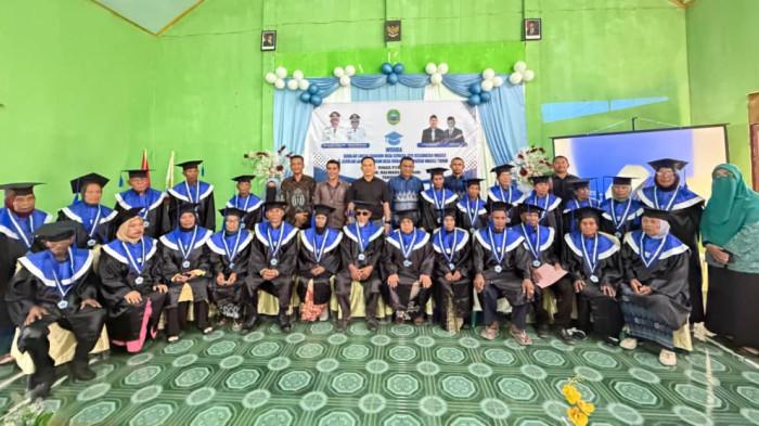 Wisuda Lansia Tanggung di Halmahera Timur