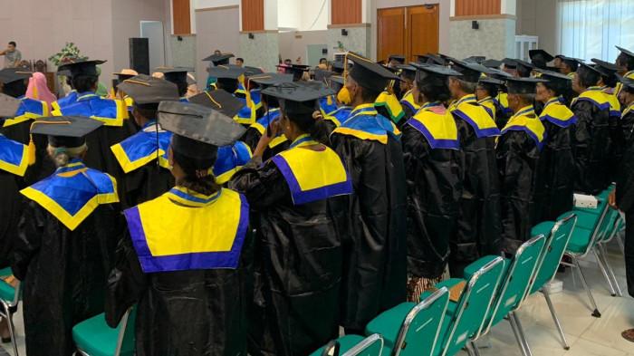 Wisuda sekolah lansia tangguh di Halmahera Selatan 01