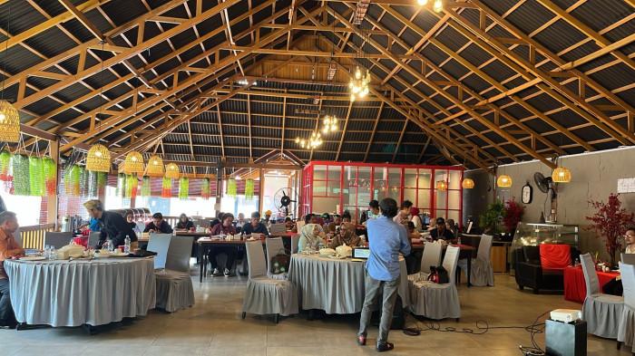 WORKSHOP SENI - Noesa Djoeang Estetika (NoDjes) menggelar workshop Peningkatan Kapasitas dan Manajemen Sanggar Tari di Kota Ternate, Maluku Utara, Sabtu (22/11/2025). 

Kegiatan yang dihelat di Red Corner Café & Resto Function Hall, Kelurahan Tanah Raja, Kecamatan Ternate Tengah itu, difasilitasi oleh Balai Pelestarian Kebudayaan (BPK) Wilayah XXI Maluku Utara.