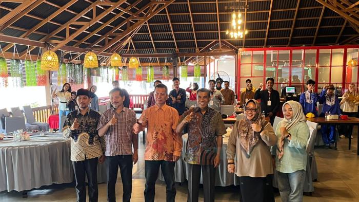 WORKSHOP SENI - Noesa Djoeang Estetika (NoDjes) menggelar workshop Peningkatan Kapasitas dan Manajemen Sanggar Tari di Kota Ternate, Maluku Utara, Sabtu (22/11/2025). 

Kegiatan yang dihelat di Red Corner Café & Resto Function Hall, Kelurahan Tanah Raja, Kecamatan Ternate Tengah itu, difasilitasi oleh Balai Pelestarian Kebudayaan (BPK) Wilayah XXI Maluku Utara.