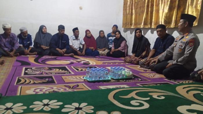 KEMANUSIAAN: Kehadiran Kapolda Maluku Utara Irjen Pol  Waris Agono di rumah duka almarhum Ali Daud di Halmahera Tengah menjadi wujud nyata kepedulian dan empati Polri terhadap masyarakat yang tengah berduka