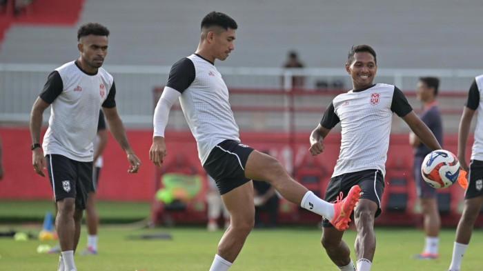 KOMPETISI: Yakob Sayuri, Riswan Lauhin dan Abduh Lestaluhu di salah satu sesi latihan Malut United