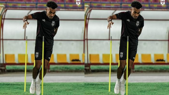 KOMPETISI: Yakob Sayuri pada sesi latihan terakhir Malut United jelang lawan Semen Padang, Kamis (19/2/2026) malam.