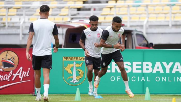 Yakob dan Yance Sayuri pada sesi latihan Malut United jelang laga lawan Persebaya Surabaya
