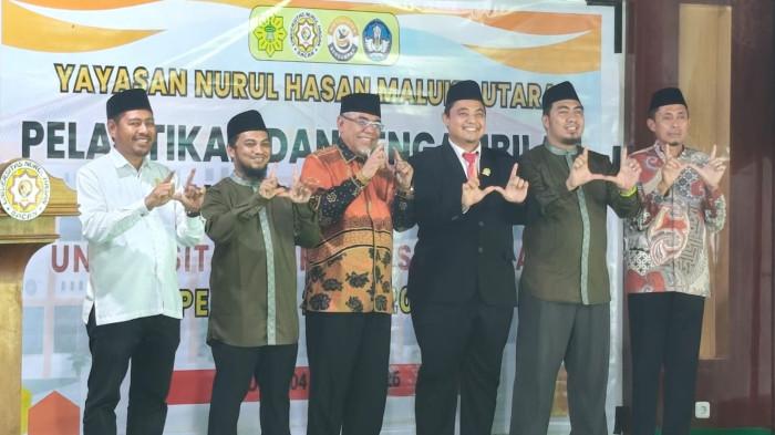 JABATAN: Kabag Kesra Setda Halmahera Selatan Yudi Eka Prasetia (jas hitam) saat pose bersama pengurus Yayasan Nurul Hasan, Rabu (4/3/2026). Pada kesempatan itu ia dilantik sebagai Rektor UNSAN Bacan periode 2026-2030