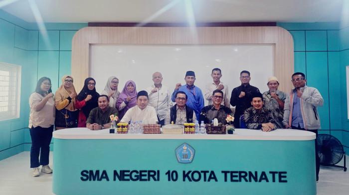 SPMB 2026 - Foto bersama Kadikbud Malut, Abubakar Abdullah, dengan para kepala SMA dan SMK swasta di Kota Ternate, Jumat (5/6/2026).