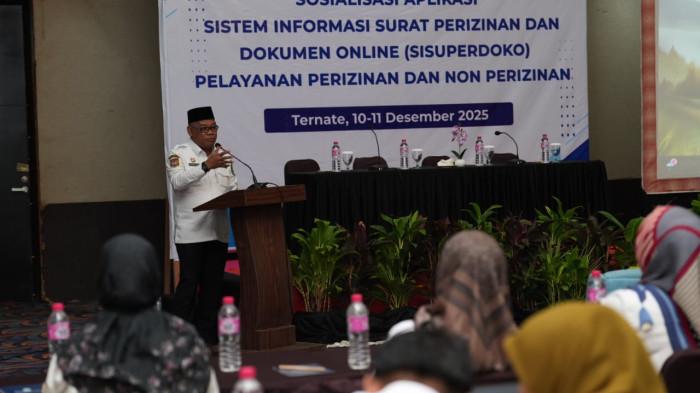 EVALUASI: Sekprov Maluku Utara Samsuddin A Kadir saat memberikan sambutan mewakili Gubernur Maluku Utara Sherly Laos di acara Dinas PTSP Maluku Utara di Kota Ternate, Rabu (10/12/2025).