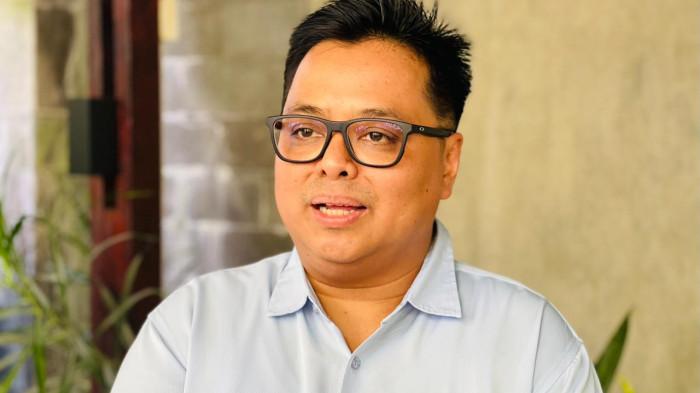 PROFIL - Adi Surahmat, kini dipercaya OJK pusat untuk menjabat Kepala Otoritas Jasa Keuangan (OJK) Provinsi Maluku Utara. Foto diambil pada, Senin (3/11/2025). Berikut profil serta jenjang karier Adi Surahmat.